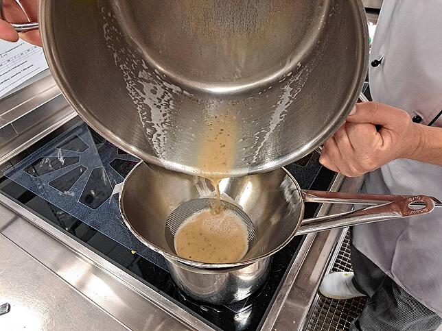 Nach dem Mixstab kommt die Maronensuppe durch ein Sieb.