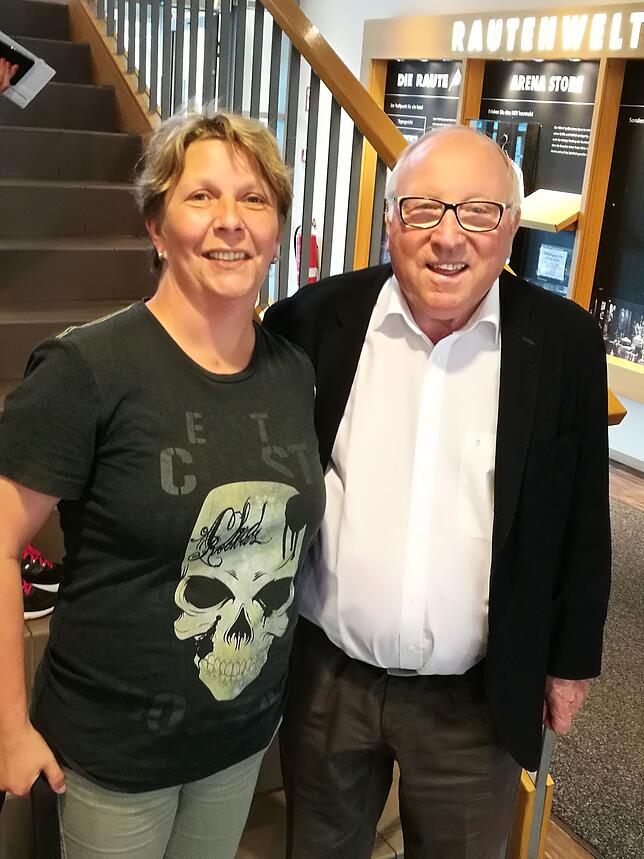 Stolz auf diesen Schnappschuss: Susanne Müllek, guter Geist beim FC Weizen, mit ihrem Idol Uwe Seeler.