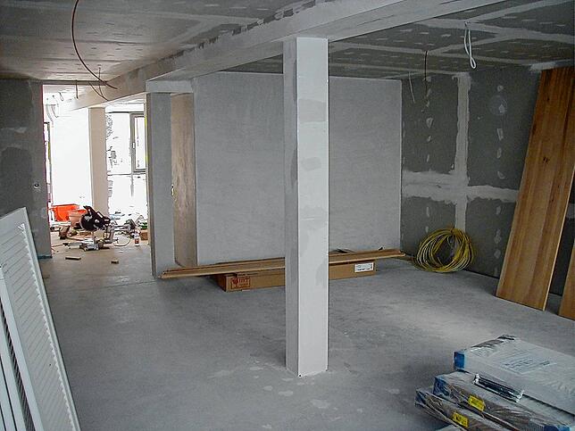 Der Innenausbau der Geschäftsstelle lief im September 2002. Es folgte noch der Einbau einer großen Theke.