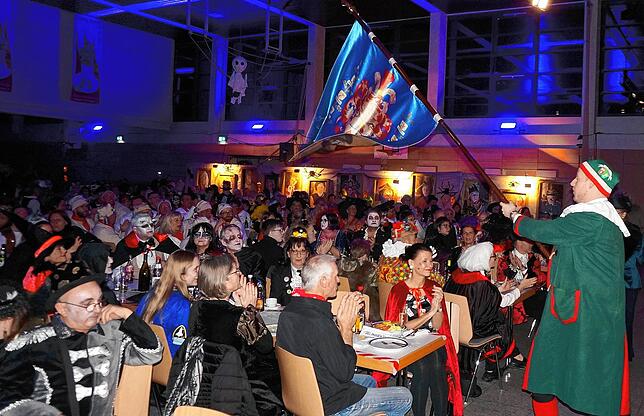 Kein Düengemer Obed: Dieser Blick in die Tiengener Stadthalle vergangene Fasnacht dürfte viele wehmütig stimmen, Feiern dicht an dicht ...