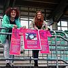 Kultur im Tiengener Langenstein-Stadion: Kerstin Simon (Leiterin) und Layla Nieden vom städtischen Kulturamt freuen sich, zum ersten ...