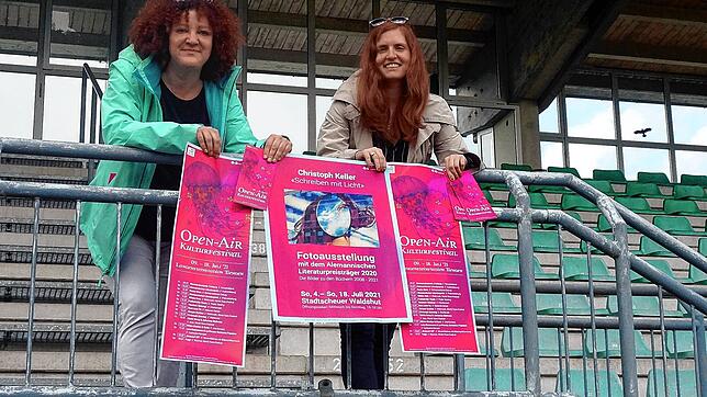 Kultur im Tiengener Langenstein-Stadion: Kerstin Simon (Leiterin) und Layla Nieden vom städtischen Kulturamt freuen sich, zum ersten ...