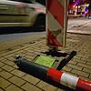 Der Poller auf der Fahrradstraße in der Petershauser Straße in Konstanz liegt am Straßenrand.