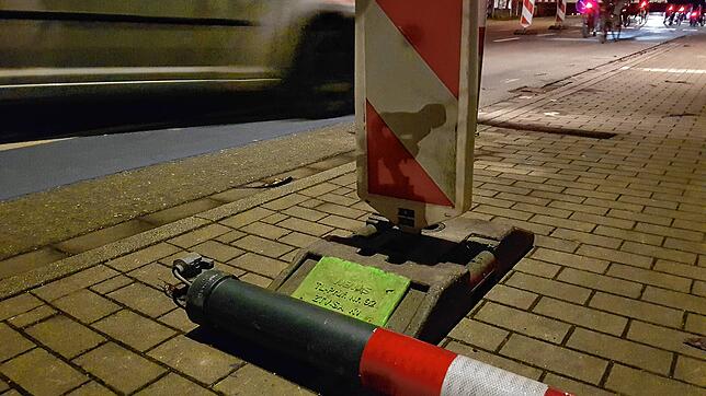 Der Poller auf der Fahrradstraße in der Petershauser Straße in Konstanz liegt am Straßenrand.