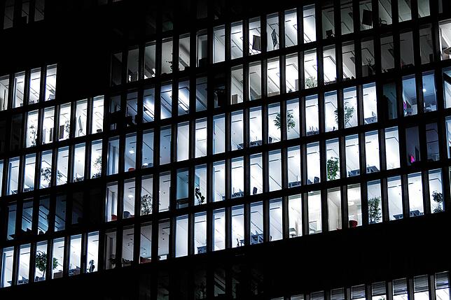 Nur 24 Prozent der Befragten möchte freitags ins Büro – aber 46 Prozent müssen.