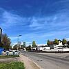 Die Metallteile sind vom Gelände der Firma Scholz (links) über die Straße bis auf den Edeka-Parkplatz geflogen. Das Bild wurde am Tag ...
