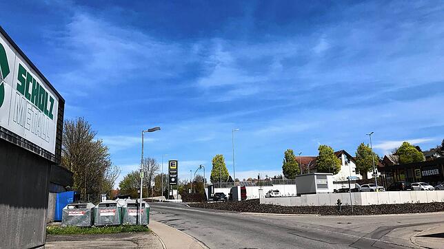 Die Metallteile sind vom Gelände der Firma Scholz (links) über die Straße bis auf den Edeka-Parkplatz geflogen. Das Bild wurde am Tag ...