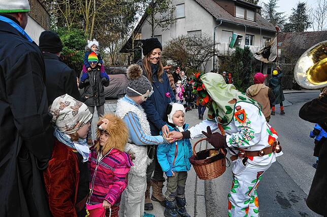 Bild 7: Narrenzunft Bitzenhofen trommelt unzählige Menschen am Festplatz in Bitzenhofen zusammen - das sind die Bilder
