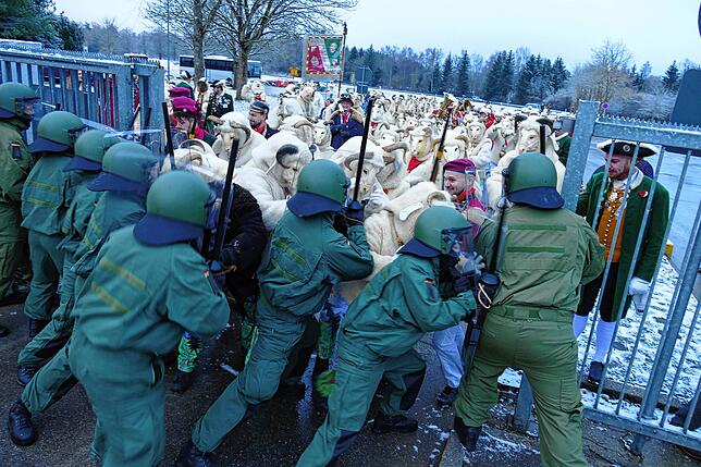 Trotz heftiger Gegenwehr können die Landser der wild gewordenen Horde der Böcke nicht Stand halten und müssen das Kommando über ihre ...