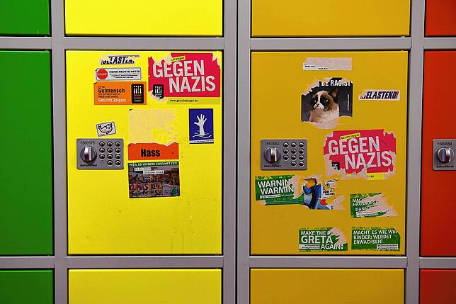 Aufkleber unter anderen mit politischen Botschaften gegen Rechtsextremismus beschmücken die Schließfächer der Schüler in einer Schule in ...