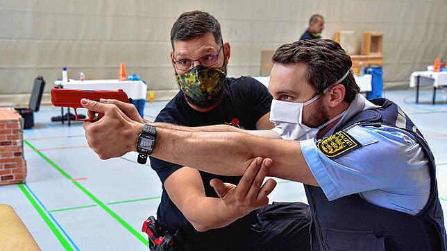Das Einsatztraining an der Waffe kann nicht online erfolgen. Deshalb sind täglich rund 15 bis 20 Polizisten auf dem Campus der ...