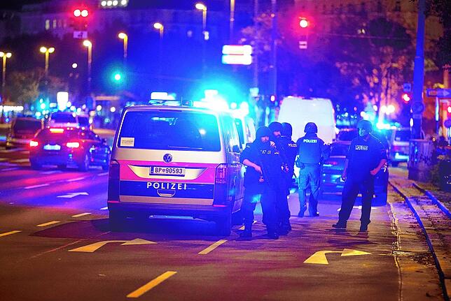Nach den Schüssen in der Wiener Innenstadt ist die Polizei mit einem Großaufgebot vor Ort.