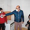 Carlos Horta mit Dean Dangel und Sara Hartmann in der Küche der Wohnung. Auch hier helfen die neuen Mieter auf eigenen Wunsch mit der ...