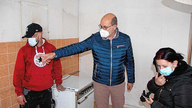 Carlos Horta mit Dean Dangel und Sara Hartmann in der Küche der Wohnung. Auch hier helfen die neuen Mieter auf eigenen Wunsch mit der ...