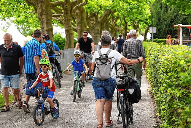 Auf der Karl-Wolff-Straße ging es am Wochenende teilweise sehr eng zu. Hier mussten sich Radfahrer und Fußgänger den Bereich teilen, ...