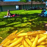 4 Euro kostet die Portion Pommes im Reichenauer Strandbad. Beim Testkauf wurde für Mayo- und Ketchup-Päckchen nichts berechnet.