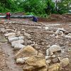 Insgesamt fünf Archäologen arbeiten am freigelegten Abschnitt der römischen Straße. Im Vorfeld haben sie mit dem Bagger den Humus ...