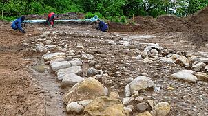 Insgesamt fünf Archäologen arbeiten am freigelegten Abschnitt der römischen Straße. Im Vorfeld haben sie mit dem Bagger den Humus ...