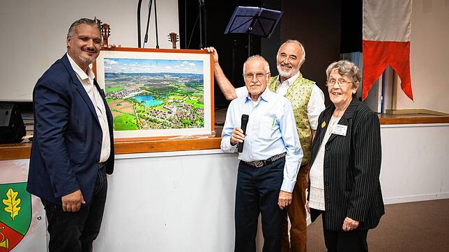 Der Essarter Bürgermeister Ismaël Nehlil (links) nimmt bei einem Besuch der deutschen Delegation im Juni 2024 das Gastgeschenk entgegen, ...