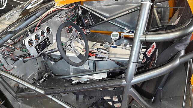 Blick ins Innere des Pontiac Firebird: rechts der Fahrersitz, praktisch auf dem Bodenblech befestigt, links unten das Pedal. Darüber ...
