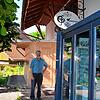 Zehn Jahre führte Peter Maier das Café &bdquo;Verkehrt&ldquo; in Oberhof. Jetzt soll die Institution verkauft werden.