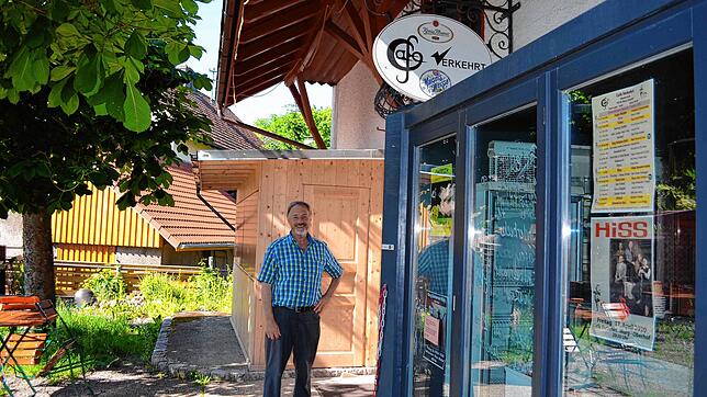 Zehn Jahre führte Peter Maier das Café &bdquo;Verkehrt&ldquo; in Oberhof. Jetzt soll die Institution verkauft werden.