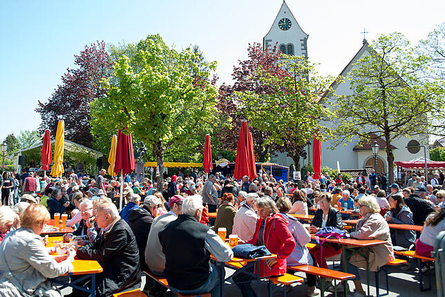 Bilder aus einer anderen Zeit: Auf dem Dorfplatz und an den Tischen auf der gesperrten Straße genossen 2019 viele Gäste das tolle Wetter ...