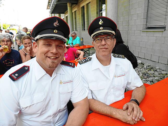 Bild 6: Die neue Fähre wird im Staader Hafen feierlich auf &bdquo;Richmond&ldquo; getauft. Diese Besucher sind dabei