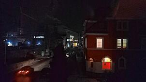 Bei einem Stromausfall 2024 in Villingen gehen nur die Straßenleuchten nicht (unser Foto): Bei einem großflächigen Blackout wird es ...