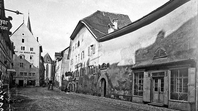 Das Haus zum Schaub (Zollernstraße 10) wurde um 1508 erbaut. German Wolf hat das Gebäude um 1890 fotografisch festgehalten. ...