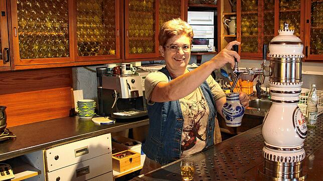 Für Doris Buhl ist die letzte Saison in ihrer Besenwirtschaft gestartet. Eine Besonderheit am Hofgut Homboll ist, dass es den Most und ...