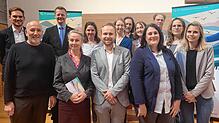 Die Beteiligten (vorne von links): Pfarrer Heinz Vogel, Susanne Wolf und Emanuel Werres (Hochschule für Musik Trossingen), Christine ...