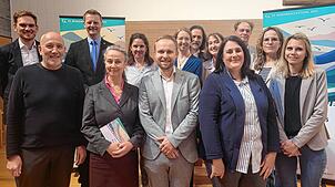 Die Beteiligten (vorne von links): Pfarrer Heinz Vogel, Susanne Wolf und Emanuel Werres (Hochschule für Musik Trossingen), Christine ...