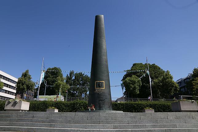 Könnte hier künftig ein Gebäude mit Café stehen oder vielleicht ein repräsentatives Stadthaus? Die Zeppelin-Stele würde dann auf den ...