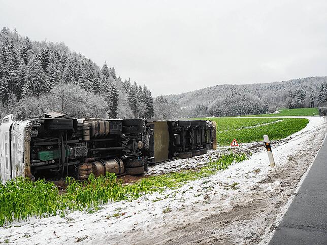 Nichts geht mehr: Bei Engen kippte ein Lastwagen auf die Seite.