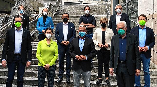 Die Verhandlungsgruppen von Bündnis 90/Die Grünen und CDU in Baden-Württemberg stehen nach Abschluss der Koalitionsverhandlungen auf ...