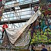 documenta-Mitarbeiter bauen das umstrittene Großbanner &bdquo;People&lsquo;s Justice&ldquo; des indonesischen Künstlerkollektivs Taring ...