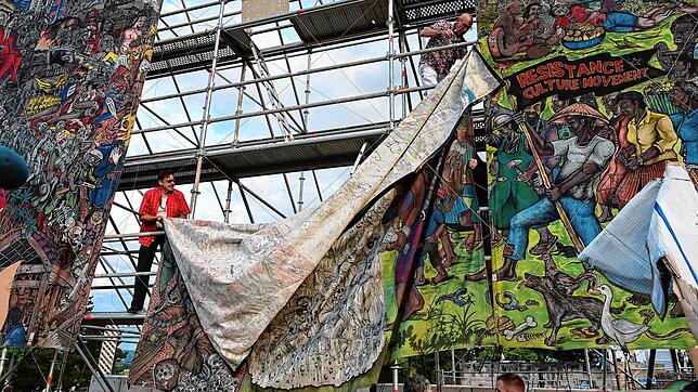 documenta-Mitarbeiter bauen das umstrittene Großbanner &bdquo;People&lsquo;s Justice&ldquo; des indonesischen Künstlerkollektivs Taring ...