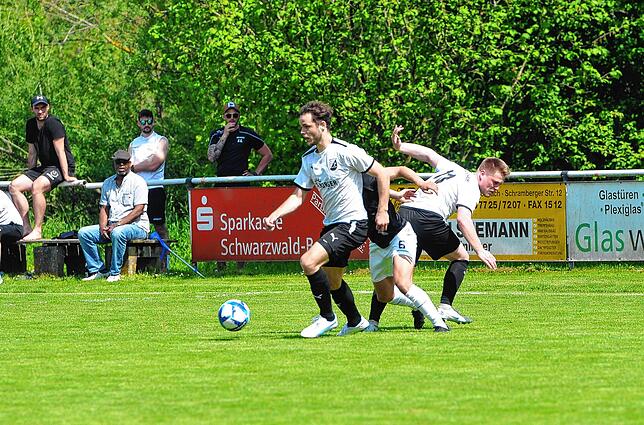 Schonach im Zweikampf präsent gegen Marbach. Schonachs Magnus Hettich erläuft sich den Ball gegen Fabio Mauch (schwarzes Dress).