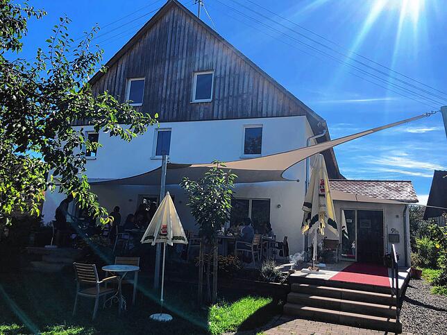 Im kleinen Dorf Billafingen liegt das Landcafé in Nähe der Kirche und lädt zum Verweilen ein.
