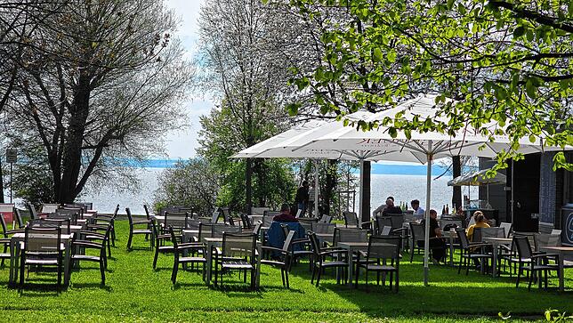 Idyll in Friedrichshafen-Manzell: Inmitten von viel Grün und wenige Meter vom Bodensee entfernt, kann man am Seeperle-Kiosk eine ...