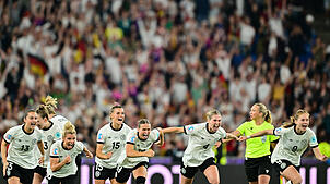 Deutschlands Sara Däbritz (l-r), Sophia Kleinherne, Linda Dallmann, Selina Cerci, Klara Bühl, Rebecca Knaak und Sjoeke Nüsken jubeln ...