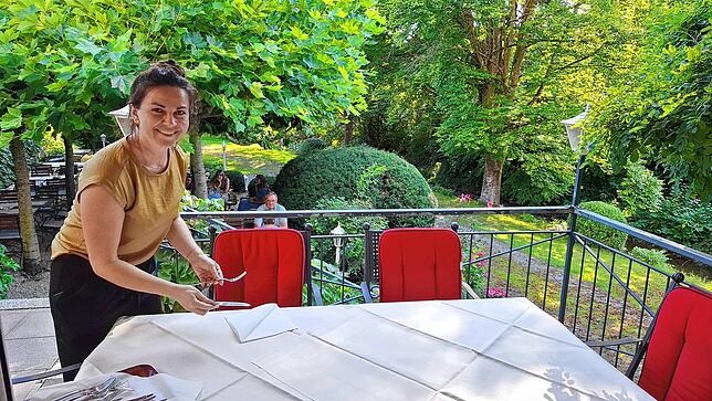 Judith Seubert, hier beim Eindecken der Tische im Biergarten, hilft seit 22 Jahren im Adler aus und freut sich über den außergewöhnlich ...