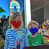 Stolz zeigen Emma und Moritz ihre selbst gebastelten Masken.