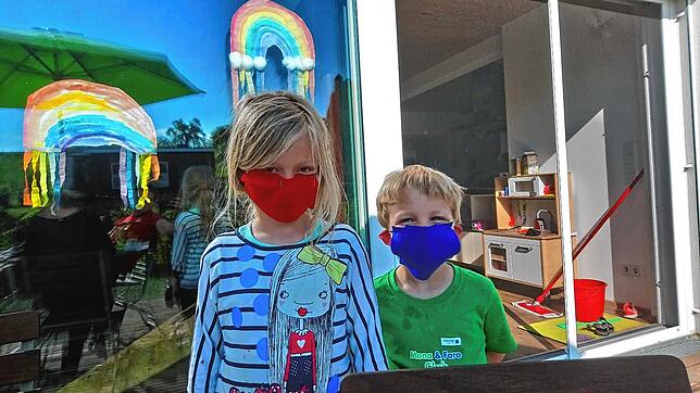 Stolz zeigen Emma und Moritz ihre selbst gebastelten Masken.