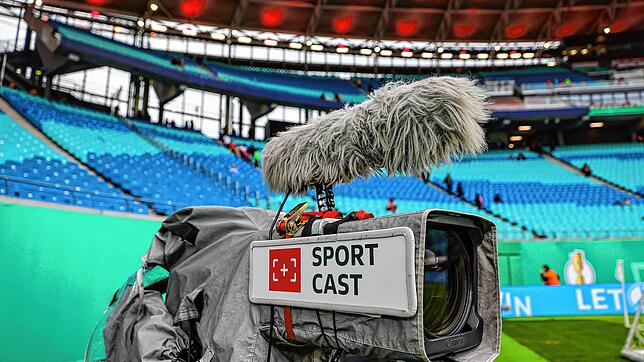 Für Fußball-Fans am Bildschirm wird es immer teurer, alle Spiele der Bundesliga zu verfolgen: Immer mehr Anbieter teilen sich die ...
