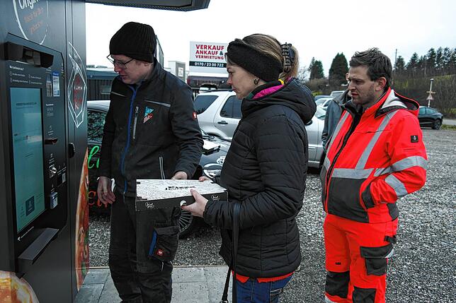 Um die Mittagszeit brummt das Geschäft am Pizza-Automaten: Joachim Eppler, Juliane Strör und Nico Schütz (von links) müssen nicht länger ...