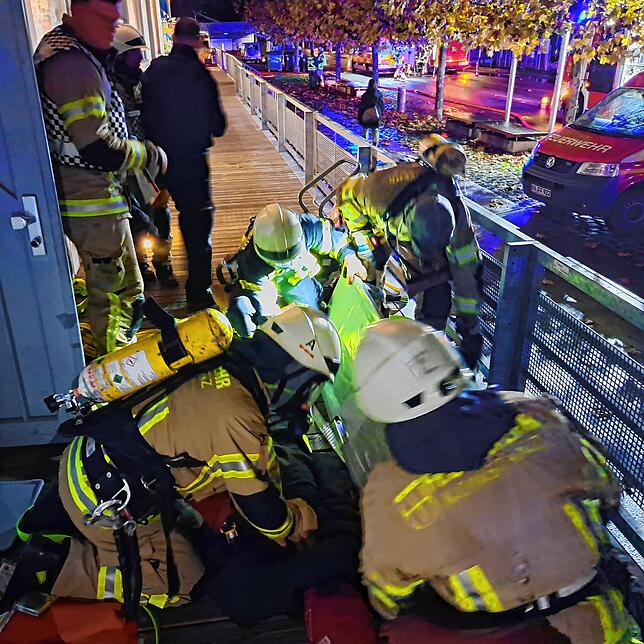 Die Feuerwehr muss bei einem Verletzten sofort mit voller Ausrüstung Reanimationsmaßnahmen anwenden, bis die Rettungssanitäter ...
