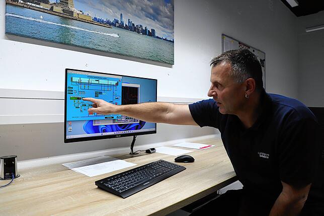 Robert Müller zeigt auf seinem PC, wie er sogar von zu Hause aus die Temperatur der einzelnen Becken kontrollieren und steuern kann.
