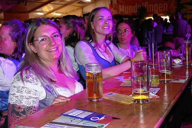 Bild 26: Was für eine Fete! Musikkapelle Mundelfingen versetzt das Publikum zum Jubiläumsstart in Feierlaune